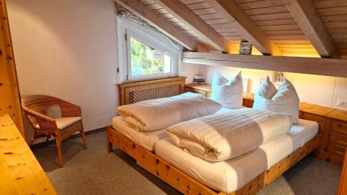 a bedroom with a bed in a room with a window at Chesa Bellaval, Haus Leivra 5½-Zimmerwohnung in Silvaplana
