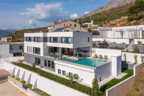 Luxury Villa Cosmopolitan with Pool