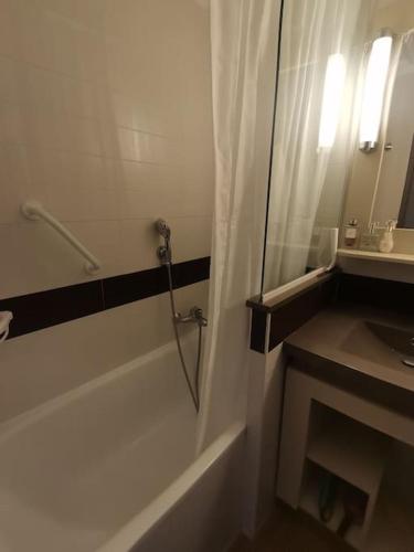 une salle de bain avec douche et lavabo dans l'établissement Magnifique appartement vue mer avec piscine, à Saint-Raphaël