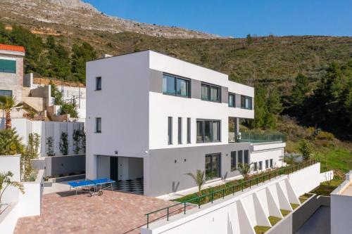 Luxury Villa Cosmopolitan with Pool