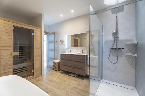 une salle de bain avec douche et lavabo dans l'établissement Villa Casa C Valbonne, à Valbonne