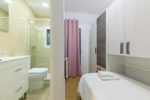 ApartEasy - Private terrace, 3 bedrooms, Eixample