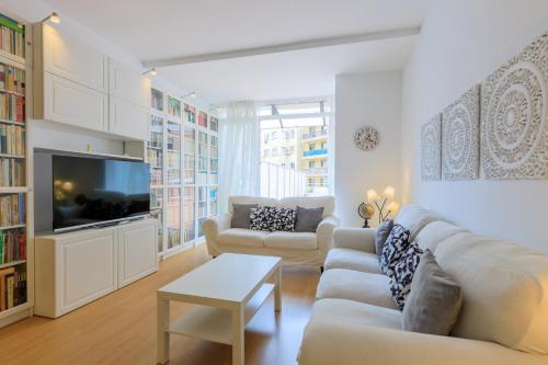 ApartEasy - Private terrace, 3 bedrooms, Eixample