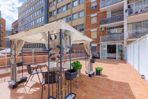 ApartEasy - Private terrace, 3 bedrooms, Eixample