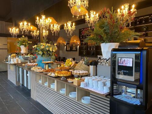 una panadería con un buffet de comida a la vista en Rubens Hotels & SPA, en Vila Nova de Gaia