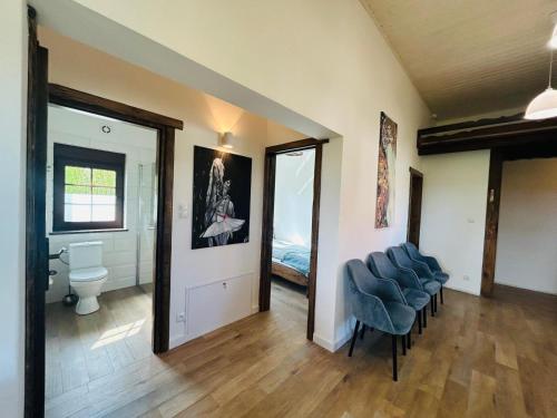 的住宿－Zostaw Świat za Sobą - Roskajmy，客房设有带卫生间和椅子的浴室。