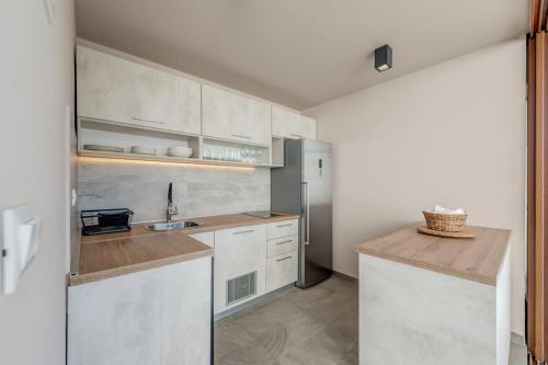 Kuchyň nebo kuchyňský kout v ubytování Villa Modea with Heated Pool