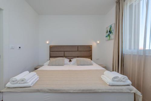 Postel nebo postele na pokoji v ubytování Villa Modea with Heated Pool