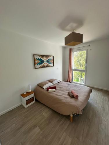 Giường trong phòng chung tại VILLA bord de mer 85 SPA de nage Les Conches