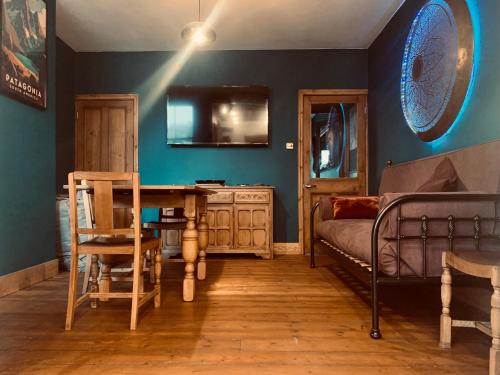 - une chambre avec un lit, un bureau et une table dans l'établissement Stunning Beach house, à Gorleston-on-Sea