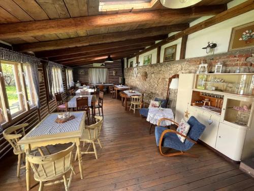 um restaurante com mesas e cadeiras num quarto em Penzion Pastuška em Brod nad Dyjí