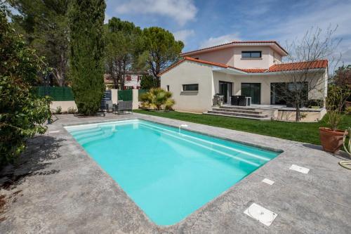 une piscine devant une maison dans l'établissement Villa micocouliers, à Combaillaux