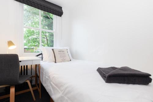 Postel nebo postele na pokoji v ubytování Trendy Terraced House in Central Oxford