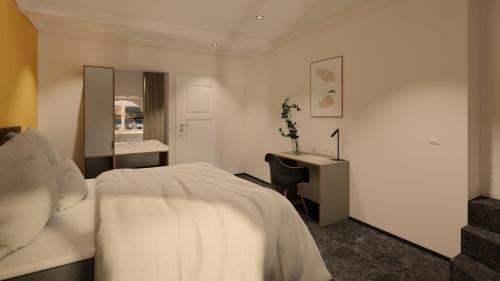 een slaapkamer met een bed, een bureau en een spiegel bij Hotel Kredell in Neckargemünd
