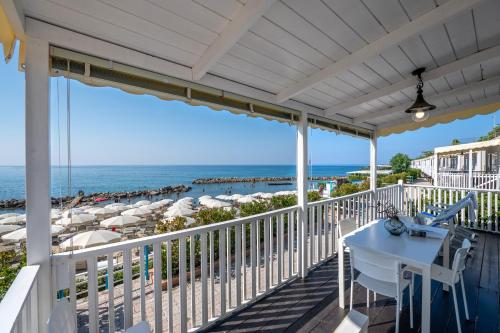 a balcony with a view of the beach at Resort Baia del Silenzio in Pisciotta