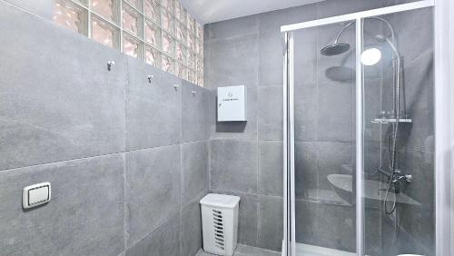 ein Bad mit einer Dusche und einem WC in der Unterkunft Bungalow Andalucia in Rincón de la Victoria