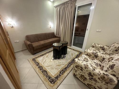 - un salon avec un canapé dans l'établissement Appartement familial agadir, à Agadir