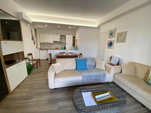 - un salon avec un canapé et une table dans l'établissement Villino Oleandro, à Santa Maria Del Focallo