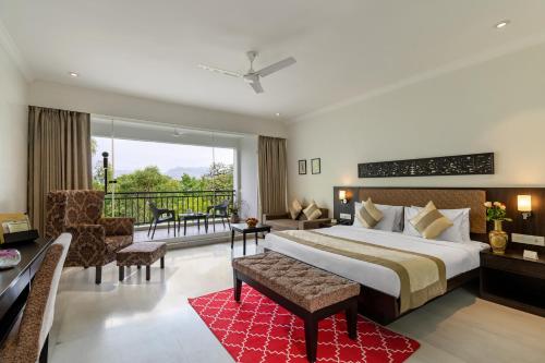um quarto de hotel com uma cama e uma varanda em TatSaraasa Resort & Spa, Udaipur em Udaipur