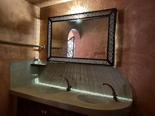 een badkamer met 2 wastafels en een grote spiegel bij Palais D'Ouzoud in Azilal