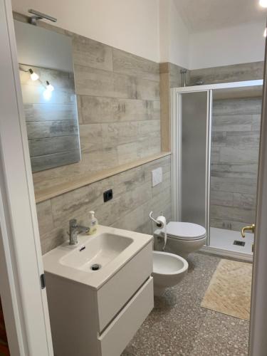 ein Badezimmer mit einem weißen Waschbecken und einem WC in der Unterkunft Agriturismo cerquatonda B&B in Montalto delle Marche