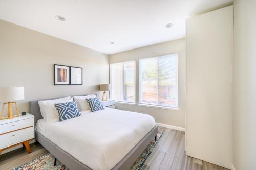 um quarto branco com uma cama e 2 janelas em Foster City 2br w pool balcony nr parks SFO-1515 em Foster City