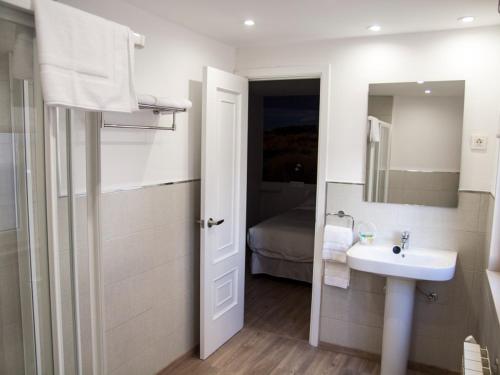 un baño con lavabo y espejo en Hospedium Morada da Moa, en O Pindo