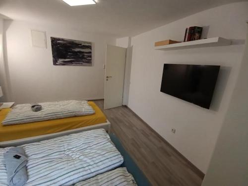 Ein Bett oder Betten in einem Zimmer der Unterkunft Nette Altbauwohnung in Biebrich