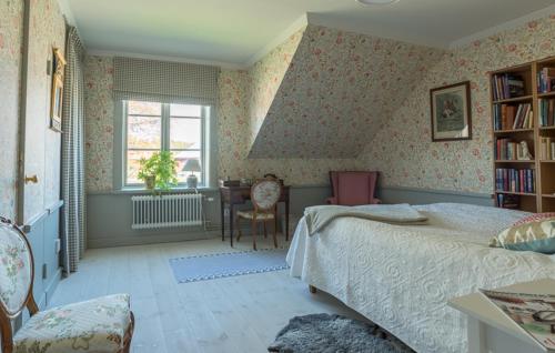 A bed or beds in a room at Flygeln Almare Stäket