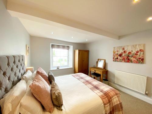 een slaapkamer met een groot bed en een raam bij Sovereign House Luxury Apartment in Torquay