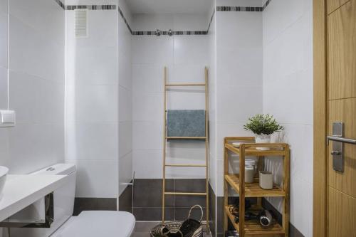 een badkamer met een toilet en een ladder erin bij Relaxation, GOLF and Beach in Caleta De Velez