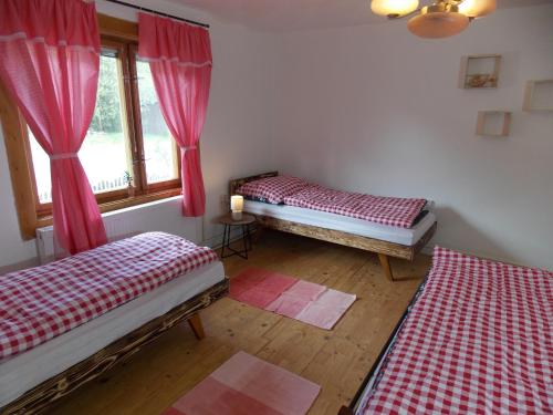 Zimmer mit 2 Betten und einem Fenster in der Unterkunft Drevenica 66 in Ždiar