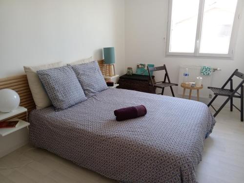 une chambre avec un lit avec un oreiller dessus dans l'établissement Kambroù en e di, à Plouhinec