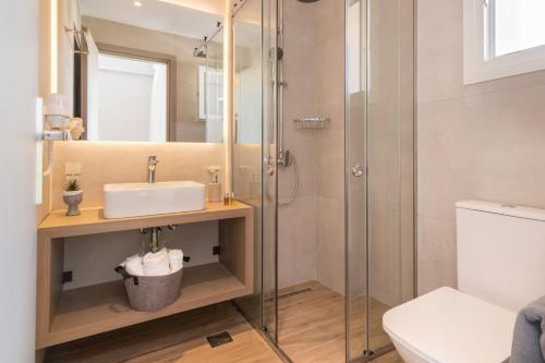 a bathroom with a sink and a shower at Villa Riza Sun by Villa Plus in Katastárion