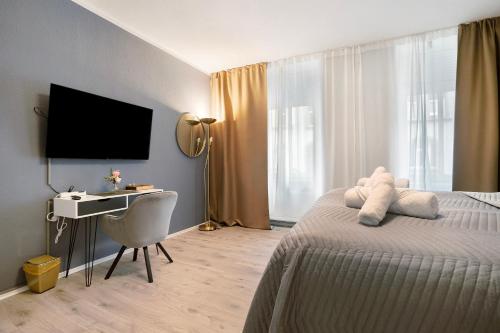 um quarto com uma cama com um urso de peluche em Appartmenthaus - Wohnung A em Plauen