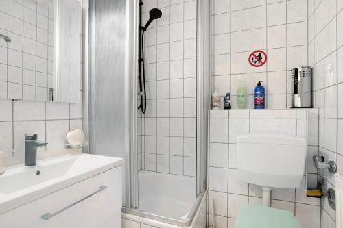 uma casa de banho com um chuveiro, um WC e um lavatório. em Appartmenthaus - Wohnung A em Plauen