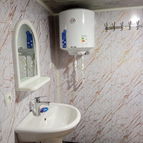 La salle de bains est pourvue d'un lavabo et d'un miroir. dans l'établissement Barlos Oromgohi, 