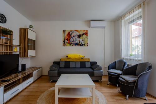 Six Corners - Sunny Corner