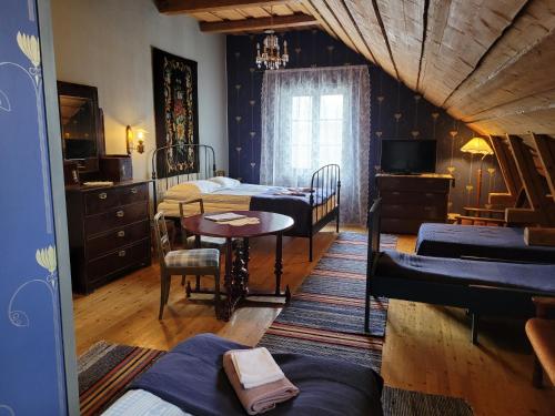 Ein Schlafzimmer mit 2 Betten und einem Tisch und ein Zimmer mit in der Unterkunft Maalaishotelli Hanna&Magnus in Merikarvia