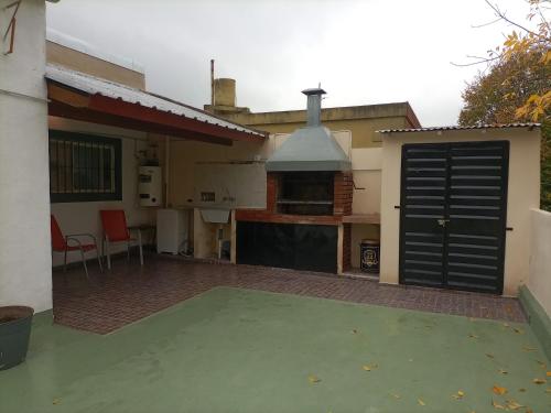 a house with a backyard with a kitchen and a garage at Aero (a 8 cuadras del Colegio Militar de la Nación) in El Palomar