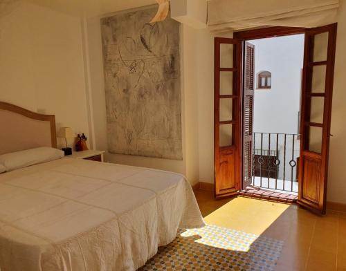 sypialnia z łóżkiem i drzwiami prowadzącymi na balkon w obiekcie Estepona - Playa - 1 dormitorio con terraza solárium Mi17 w mieście Estepona