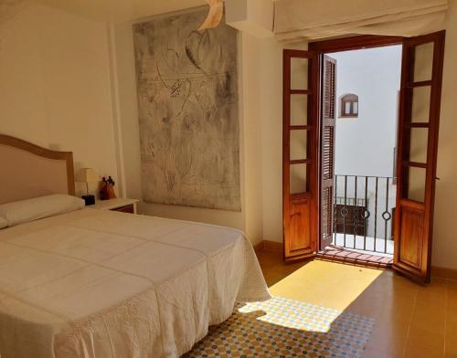 エステポナにあるVillacana 2617のベッドルーム1室(ベッド1台付)、バルコニーへのドアが備わります。