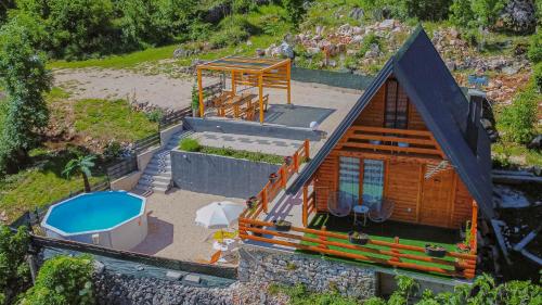 una vista aérea de una casa con piscina en Sweet Cottage, en Mostar