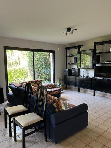- un salon avec un canapé et des chaises dans l'établissement VILLA TYJOB, à Moëlan-sur-Mer