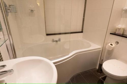 The Limes Hotel في ستراتفورد أبون آفون: حمام مع حوض ومرحاض ومغسلة