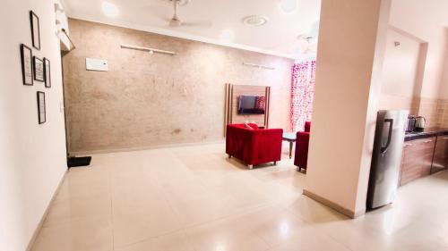 Televisyen dan/atau pusat hiburan di Staeg Spacious Apartment 3BHK 104