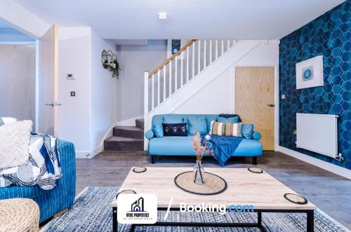 sala de estar con sofá azul y mesa en 3 Bedroom House By NYOS PROPERTIES Short Lets & Serviced Accommodation Manchester With Parking, en Mánchester