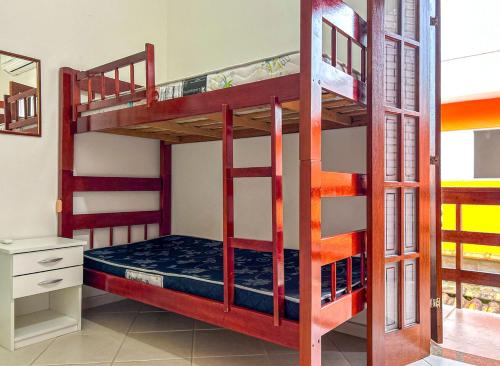 een slaapkamer met 2 stapelbedden in een kamer bij Incrivel casa a 200m da Praia da Enseada Bertioga in Bertioga