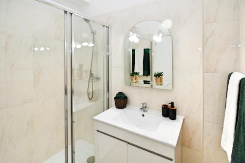 W łazience znajduje się prysznic i umywalka. w obiekcie Apartment Panorama Green w mieście Portimão