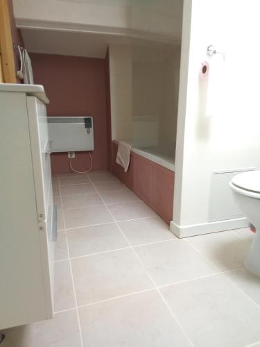 une salle de bain avec baignoire et toilettes dans l'établissement Modern one bedroom cottage, à Saint-Mandé-sur-Brédoire